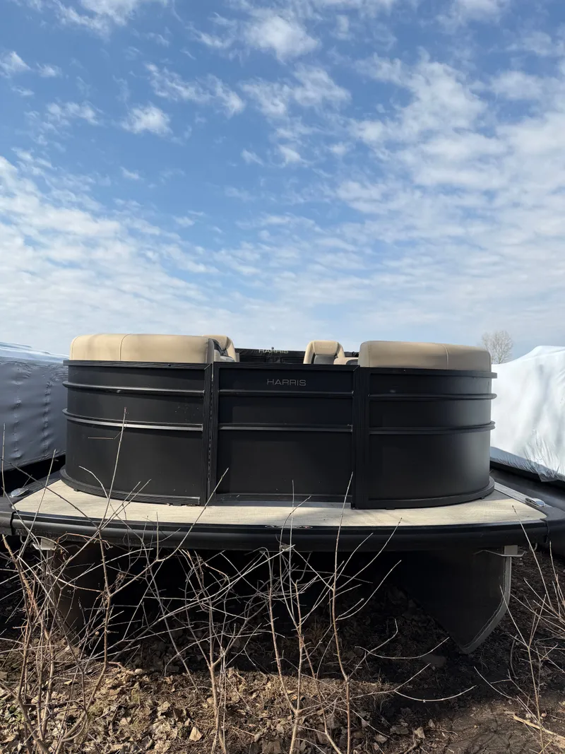 Slide: The Image of Harris Cruiser 230 2025 - 10