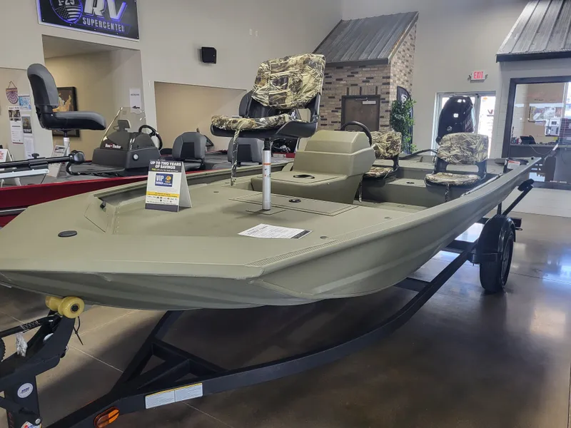 Slide: The Image of 2024 Tracker Grizzly 1754 SC fishing boat on display in showroom. - 4