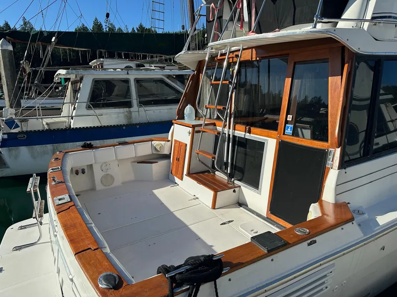 Slide: The Image of 1992 Bayliner 3288 yacht with wooden trim, docked at a marina. - 3