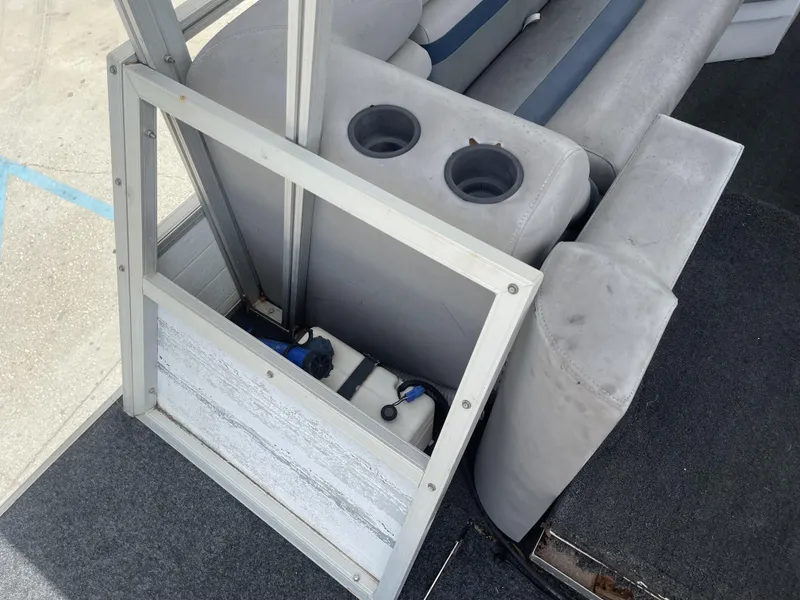 Slide: The Image of Lakescraft 29 Beachcomber 1985 - 29