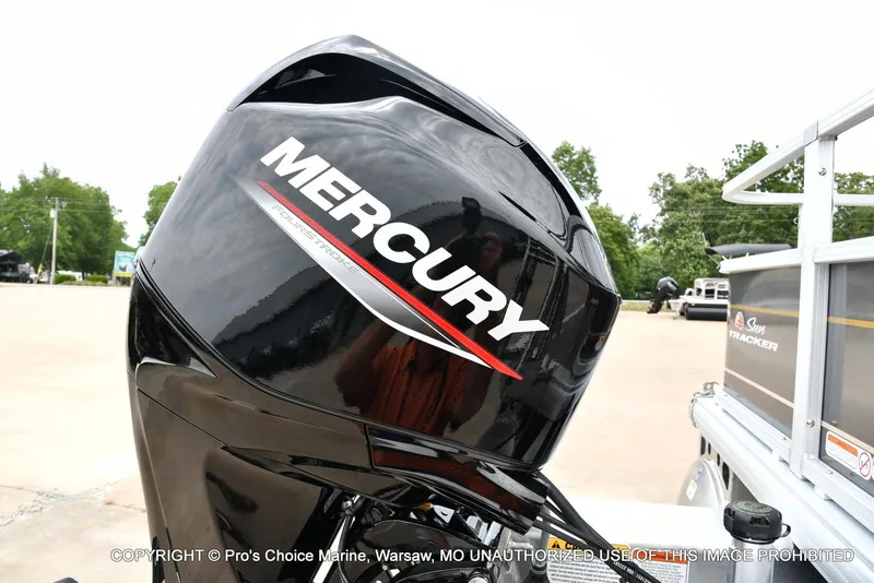 Slide: The Image of Sun Tracker Party Barge 18 DLX 2025 - 10