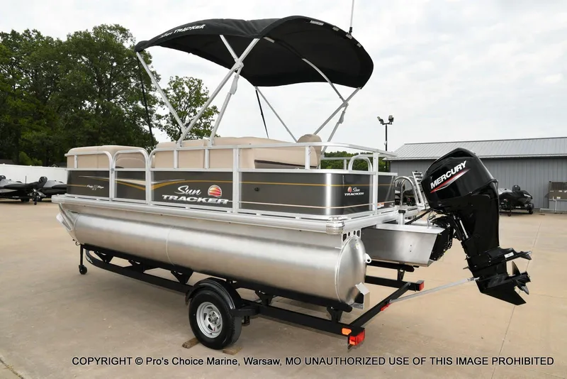 Slide: The Image of Sun Tracker Party Barge 18 DLX 2025 - 13