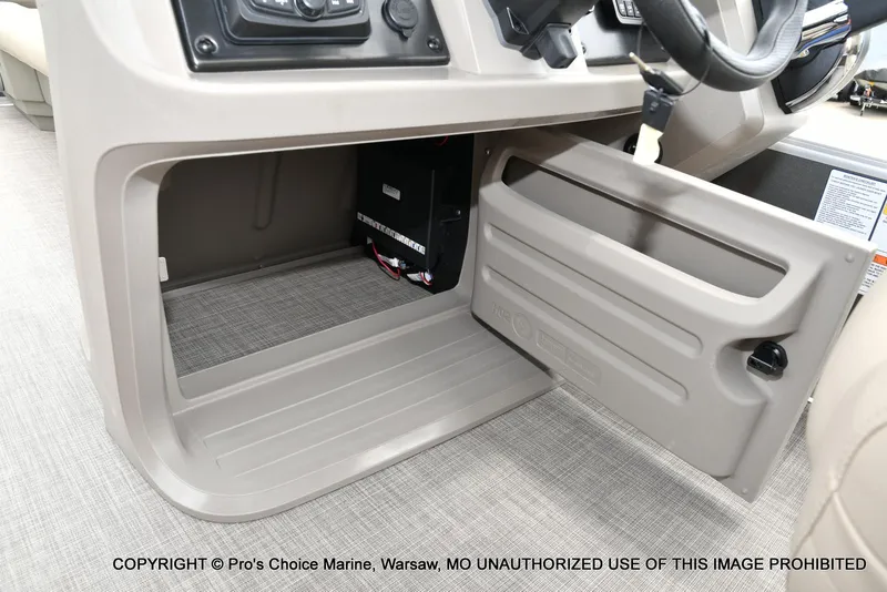 Slide: The Image of Sun Tracker Party Barge 18 DLX 2025 - 32