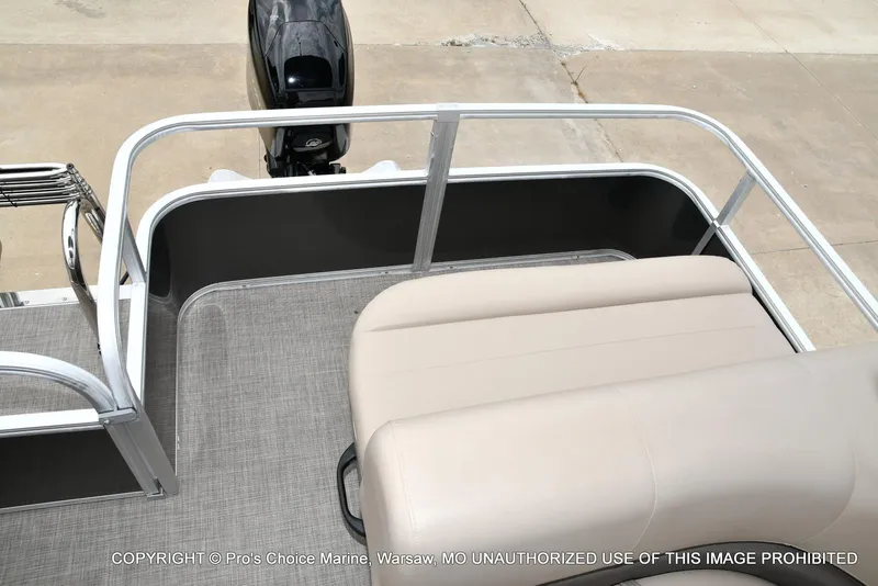 Slide: The Image of Sun Tracker Party Barge 18 DLX 2025 - 34