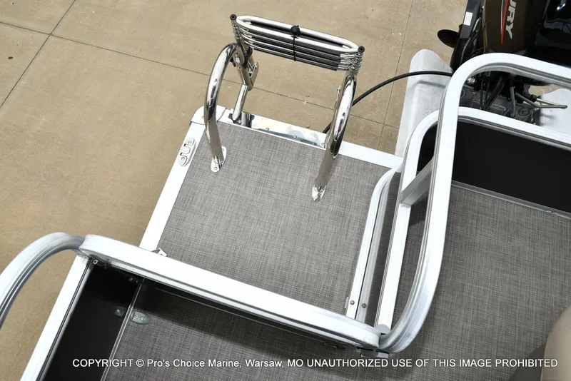 Slide: The Image of Sun Tracker Party Barge 18 DLX 2025 - 35