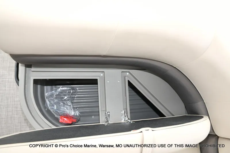 Slide: The Image of Sun Tracker Party Barge 18 DLX 2025 - 40