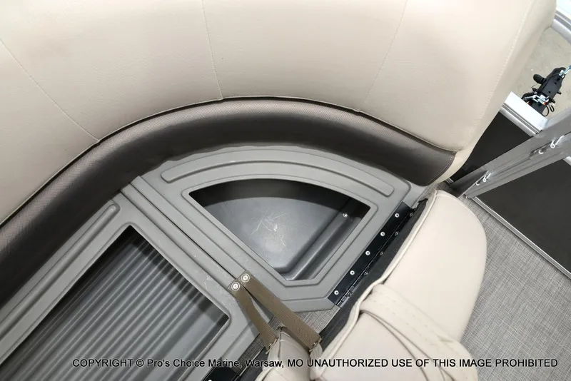 Slide: The Image of Sun Tracker Party Barge 18 DLX 2025 - 53