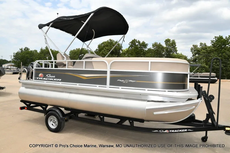 Slide: The Image of Sun Tracker Party Barge 18 DLX 2025 - 55