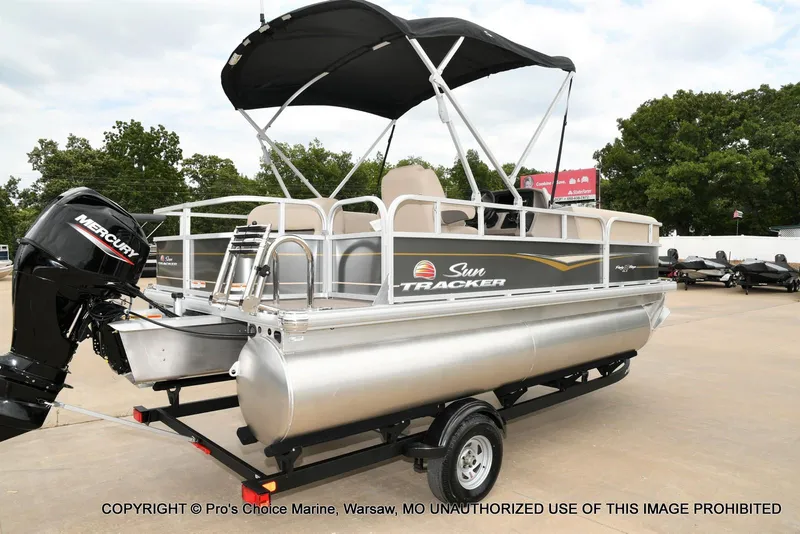 Slide: The Image of Sun Tracker Party Barge 18 DLX 2025 - 8