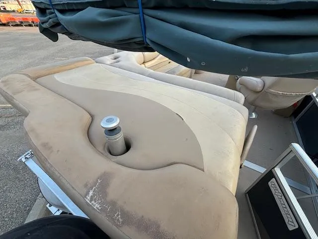 Slide: The Image of 2009 Bennington 2575RLi boat with worn beige seating. - 12