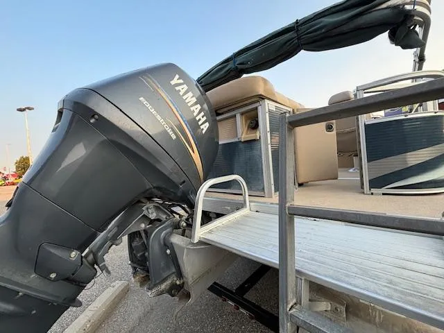 Slide: The Image of 2009 Bennington 2575RLi pontoon boat with Yamaha outboard motor. - 22