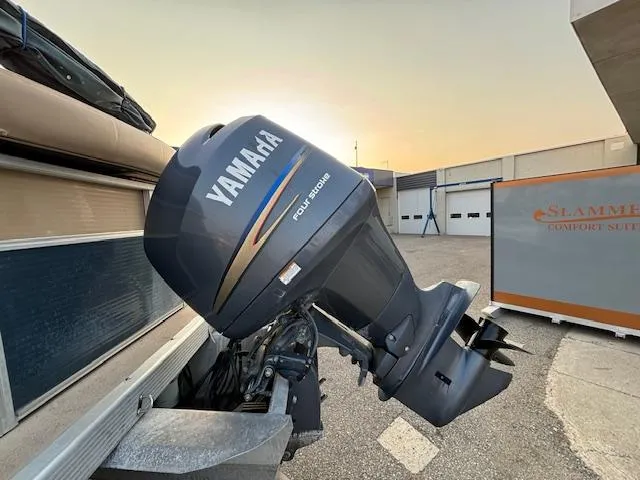 Slide: The Image of 2009 Bennington 2575RLi with Yamaha Four Stroke outboard motor. - 23