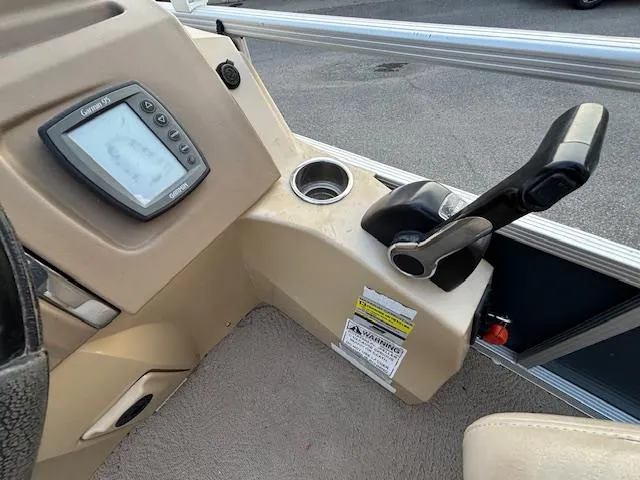Slide: The Image of 2009 Bennington 2575RLi boat console with Garmin GPS and throttle control. - 8