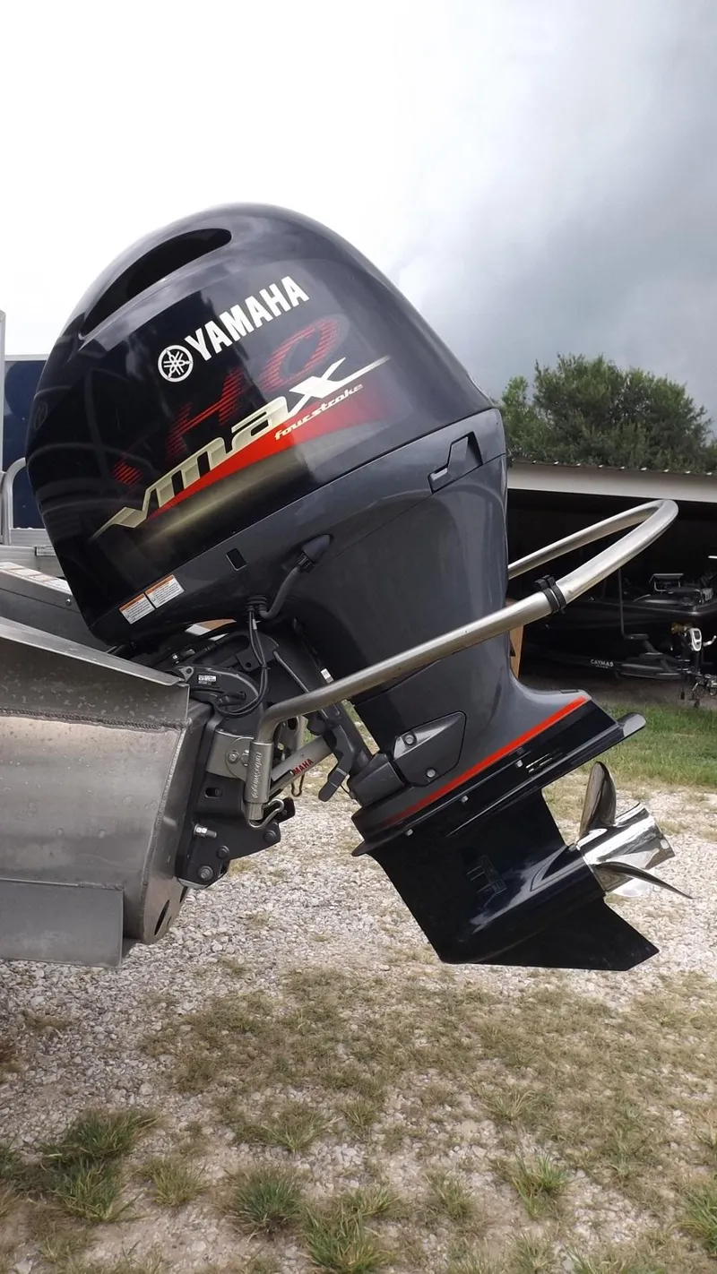 Slide: The Image of 2021 Veranda Fish VF22F2 with Yamaha VMAX outboard motor. - 23