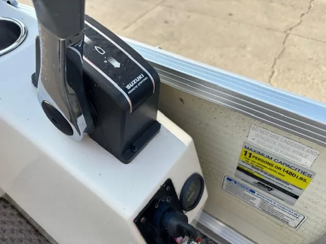 Slide: The Image of Suzuki throttle control on a 2007 Bennington 2275RL boat. - 16