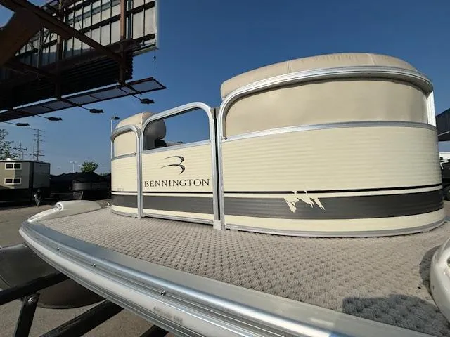 Slide: The Image of 2007 Bennington 2275RL pontoon boat on trailer, side view. - 21