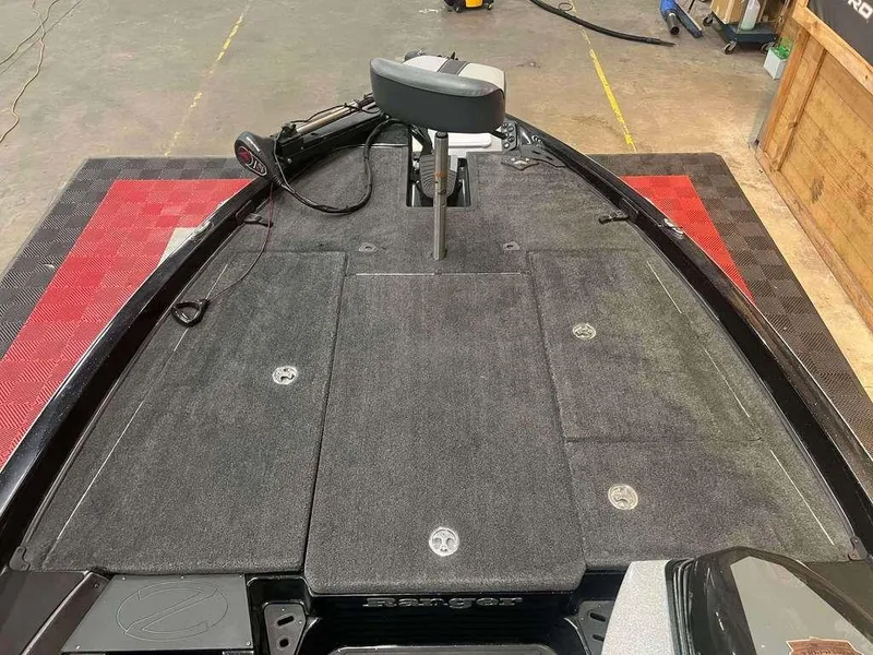 Slide: The Image of 2015 Ranger Z118C boat deck with gray carpet and seat. - 7