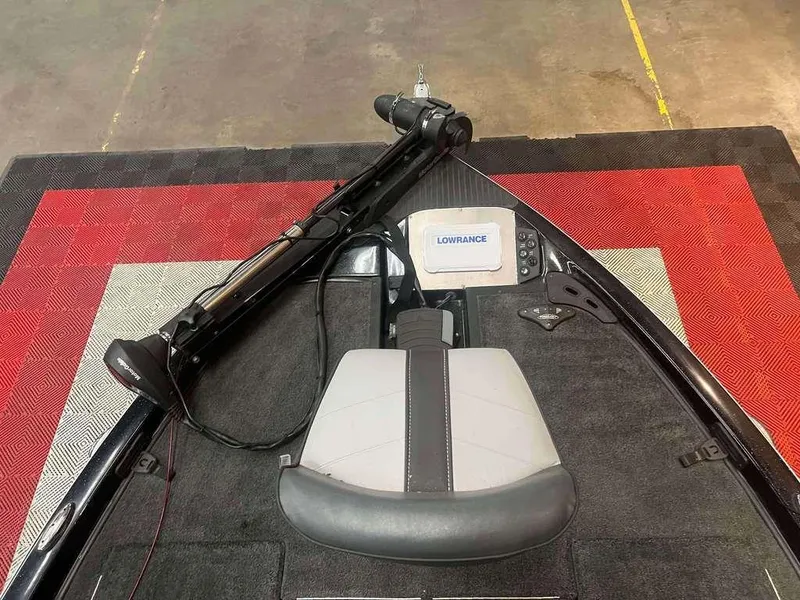 Slide: The Image of 2015 Ranger Z118C boat interior with Lowrance system and seating. - 9