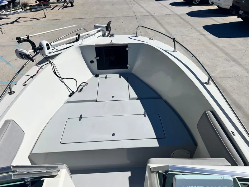 Slide: The Image of 1986 Wellcraft 20 SPORT FISH boat deck with storage compartments and fishing equipment. - 11