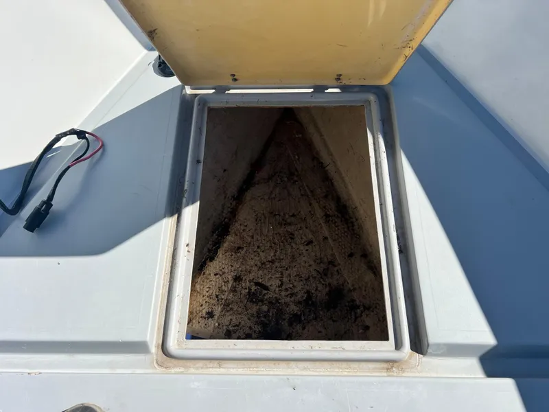 Slide: The Image of Open storage compartment on a 1986 Wellcraft 20 SPORT FISH boat. - 12