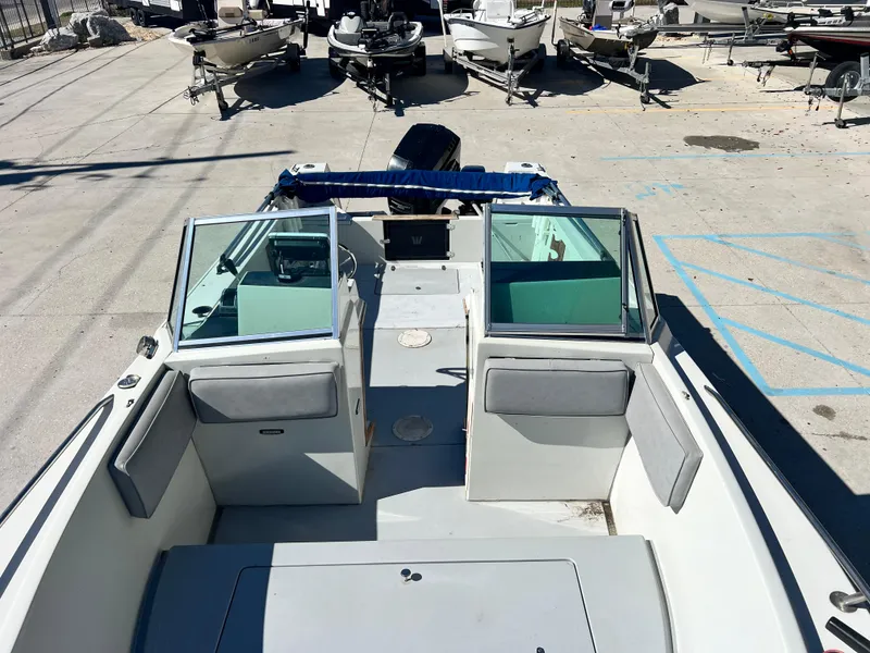Slide: The Image of 1986 Wellcraft 20 SPORT FISH boat, open deck view, docked with other boats. - 15