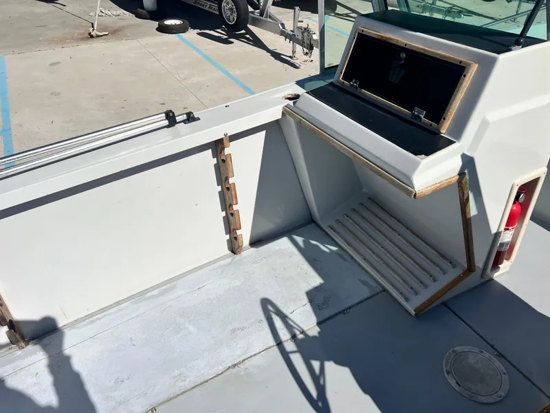 Slide: The Image of 1986 Wellcraft 20 SPORT FISH boat interior with storage compartment and seating area. - 18