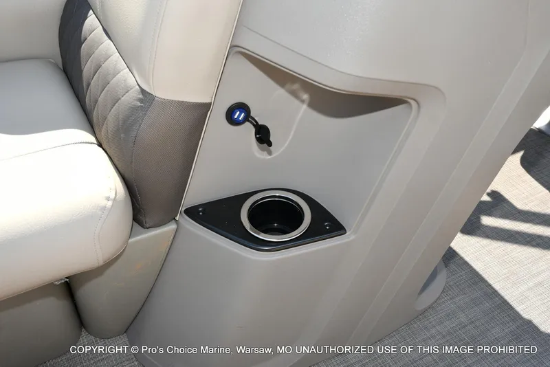 Slide: The Image of Sun Tracker FISHIN' BARGE 22 DLX w/150HP Mercury 4 Stroke 2025 - 35