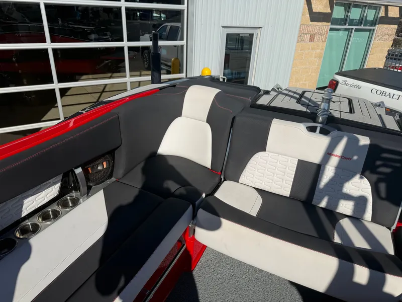 Slide: The Image of MasterCraft X24 2019 - 13