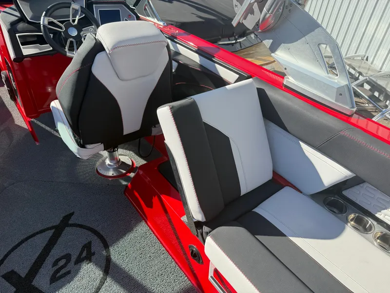 Slide: The Image of MasterCraft X24 2019 - 15