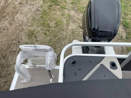 Slide: The Image of 2023 Sun Tracker SportFish 20 DLX boat with outboard motor and wrapped seat. - 12