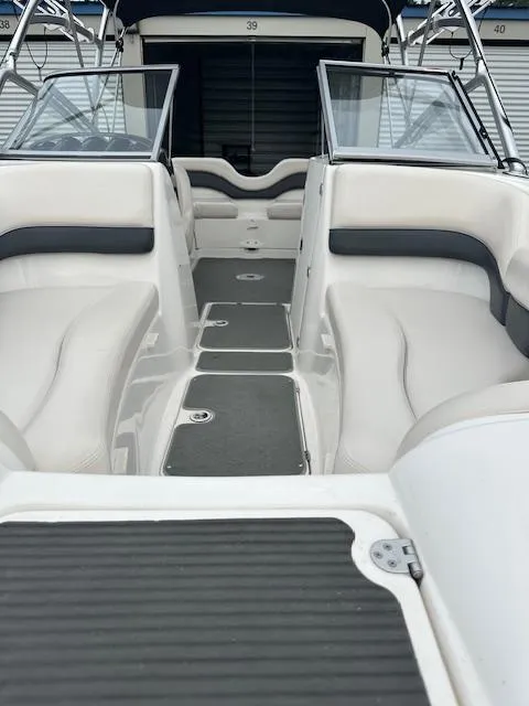 Slide: The Image of 2007 Yamaha Boats AR 210 interior with white and gray seating. - 12
