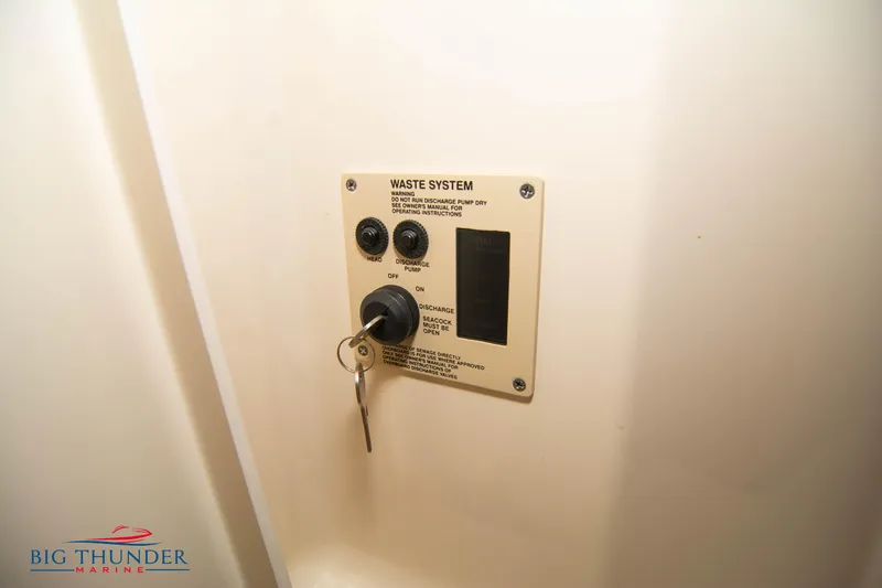 Slide: The Image of Sea Ray Sundancer 370 2016 - 68