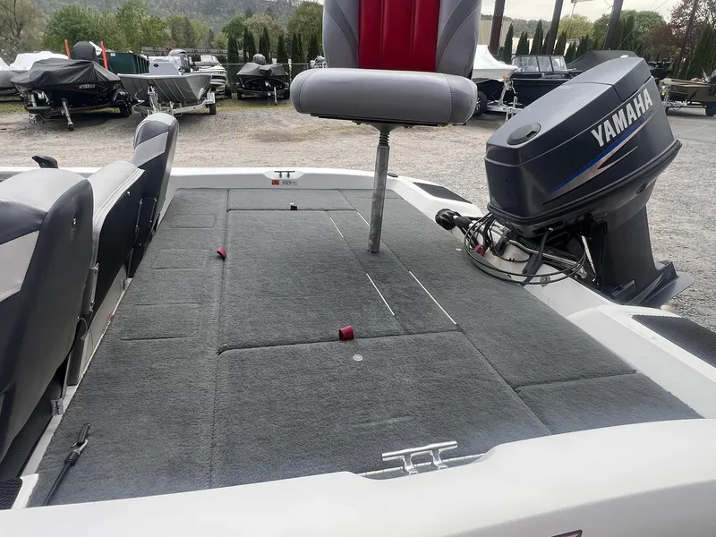 Slide: The Image of 2007 Stratos 176XT boat with Yamaha motor, featuring spacious deck and seating. - 26