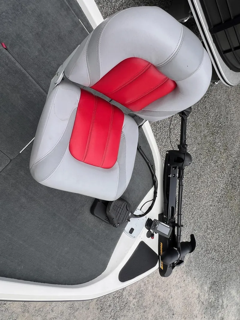 Slide: The Image of Gray and red boat seat on a 2007 Stratos 176XT with trolling motor. - 27
