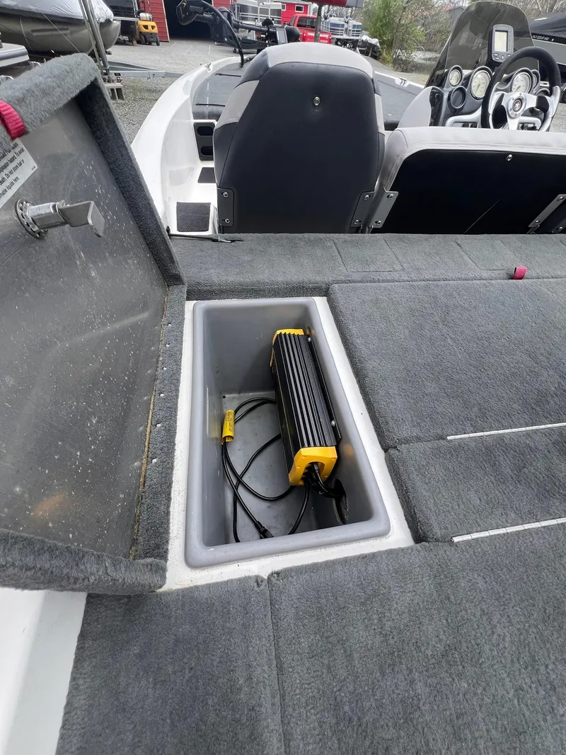 Slide: The Image of 2007 Stratos 176XT boat interior with storage compartment and electronic device. - 4