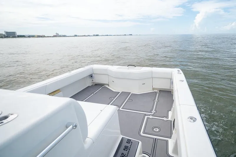 Slide: The Image of 2009 SeaVee 390I boat deck with ocean view. - 19