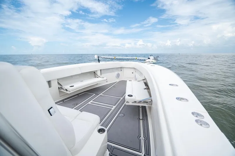 Slide: The Image of 2009 SeaVee 390I boat deck with ocean view and clear sky. - 25