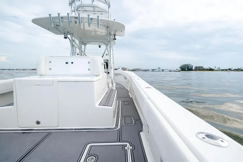 Slide: The Image of 2009 SeaVee 390I boat deck with ocean view. - 32