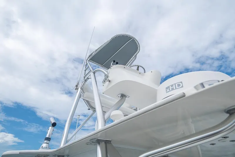 Slide: The Image of 2009 SeaVee 390I boat tower and radar against a blue sky. - 39