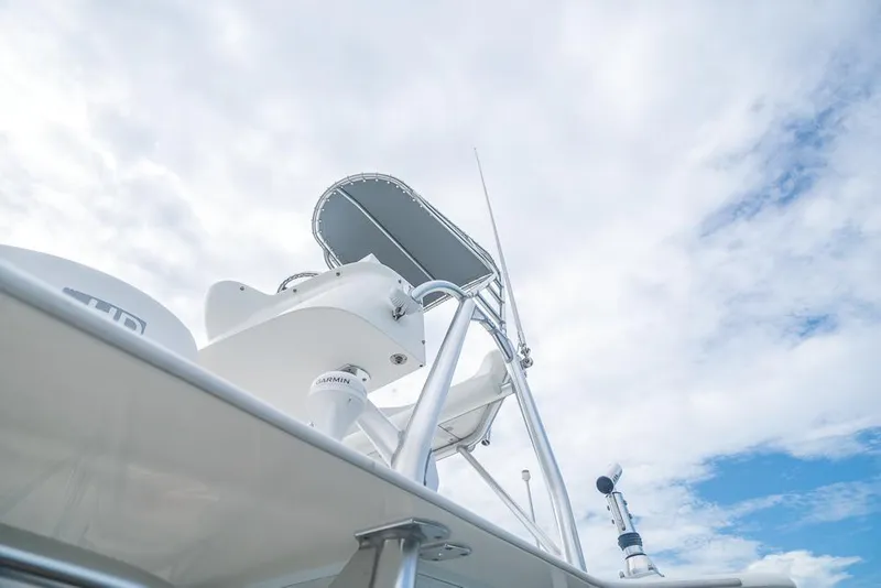 Slide: The Image of 2009 SeaVee 390I boat tower against a cloudy sky. - 40