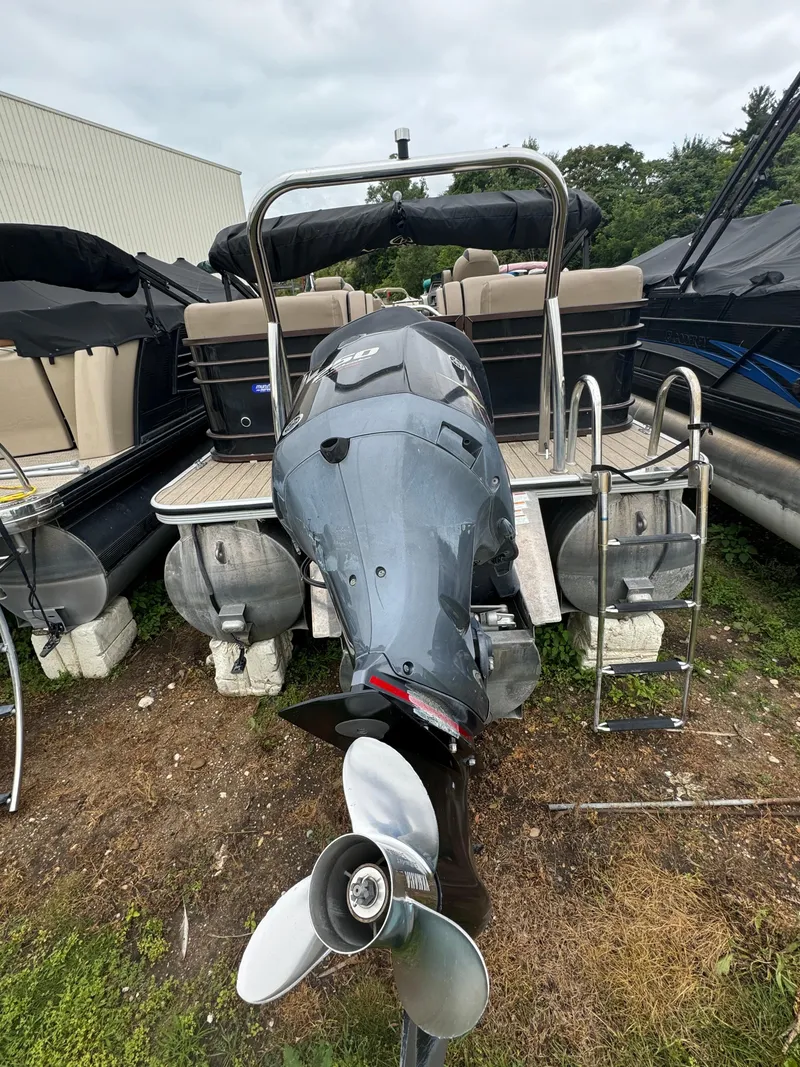 Slide: The Image of 2021 Veranda VTX25RC pontoon boat with Yamaha outboard motor. - 4