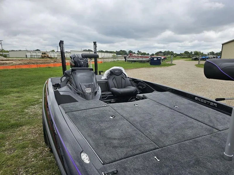 Slide: The Image of 2025 Skeeter ZXR21 bass boat with spacious deck and seating. - 14