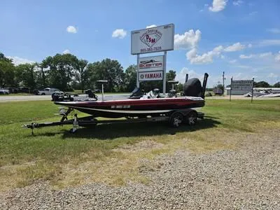 Slide: The Image of 2025 Skeeter ZXR21 boat on display at a dealership under a clear blue sky. - 29