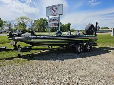 Slide: The Image of 2025 Skeeter ZXR21 bass boat on a trailer in a dealership lot. - 30