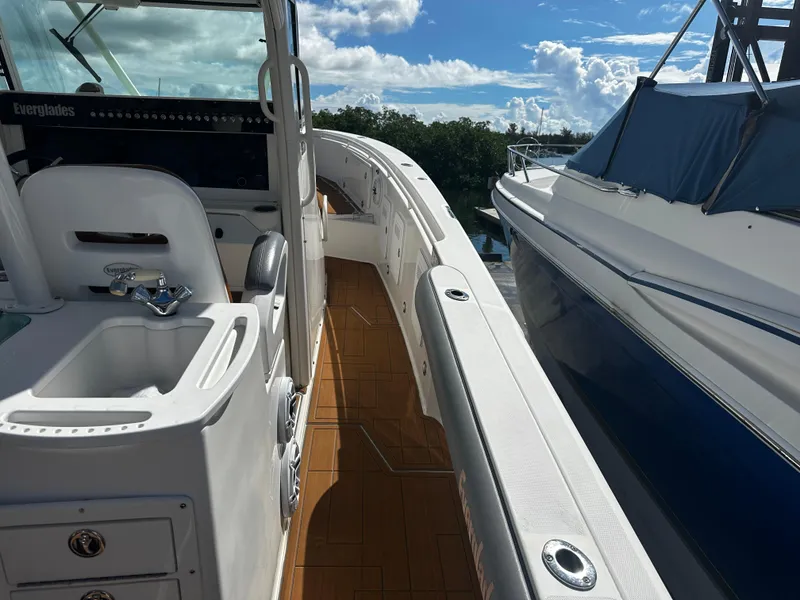 Slide: The Image of 2008 Everglades 350 CC boat interior with white seating and sink. - 16