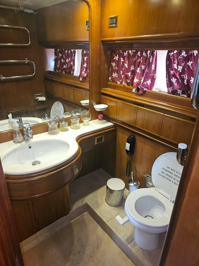 Slide: The Image of Astondoa 72 GLX Extended Platform 1998 - 50