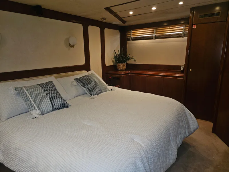 Slide: The Image of Astondoa 72 GLX Extended Platform 1998 - 53