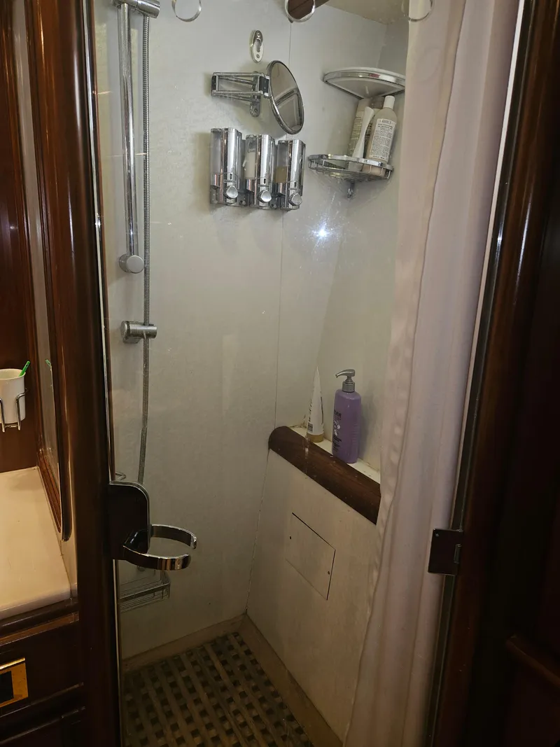 Slide: The Image of Astondoa 72 GLX Extended Platform 1998 - 60