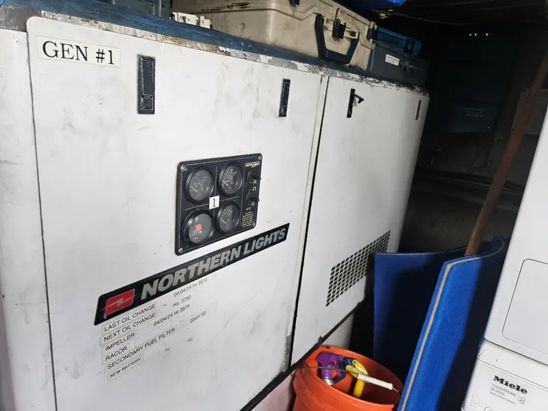 Slide: The Image of Astondoa 72 GLX Extended Platform 1998 - 64