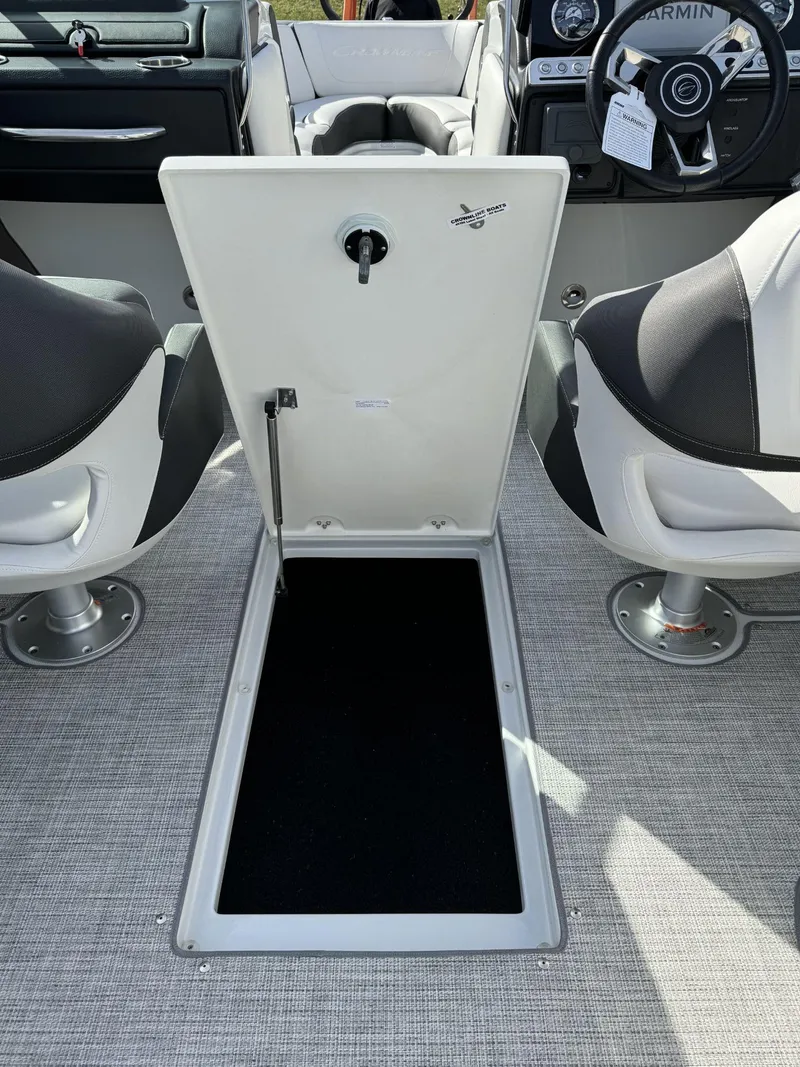 Slide: The Image of Crownline Boats 240SS 2024 - 14